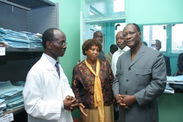 En visite au Chu de Treichville - ADO fait un don de 2 millions